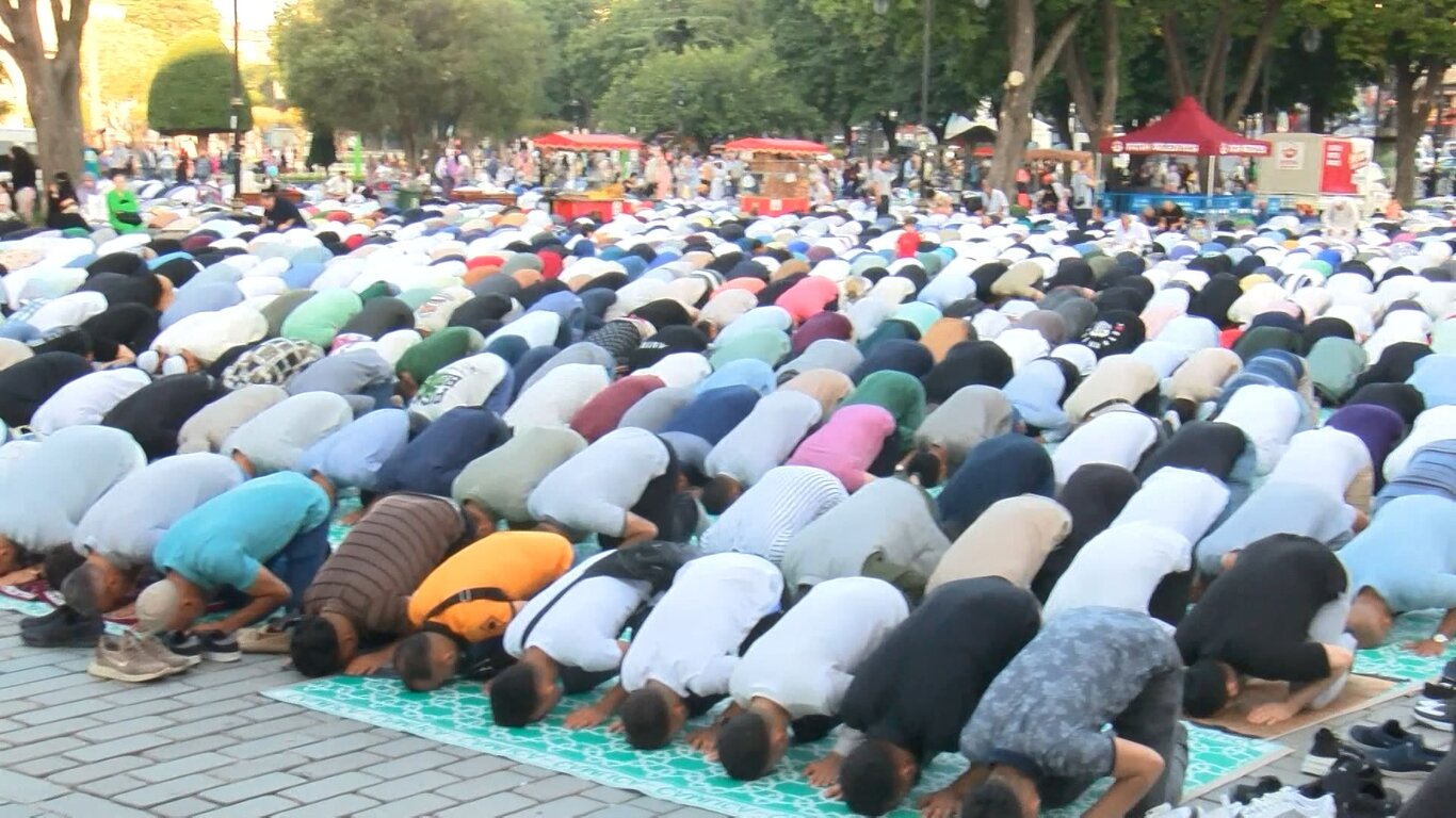 Ayasofya’da binlerce kişi bayram namazı kıldı…
