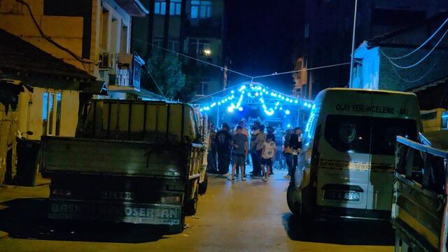 Bursa’da 16 yaşındaki kız çocuğu, 10 yaşındaki çocuğu darbedip, babasını da bıçakla yaraladı…