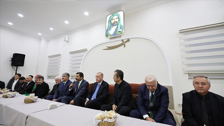 Cumhurbaşkanı Erdoğan Pendik’teki cemevinde muharrem ayı iftarına katıldı