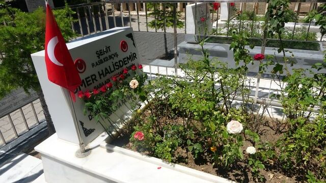 15 Temmuz kahramanı şehit Ömer Halisdemir’in kabrine ziyaretler sürüyor