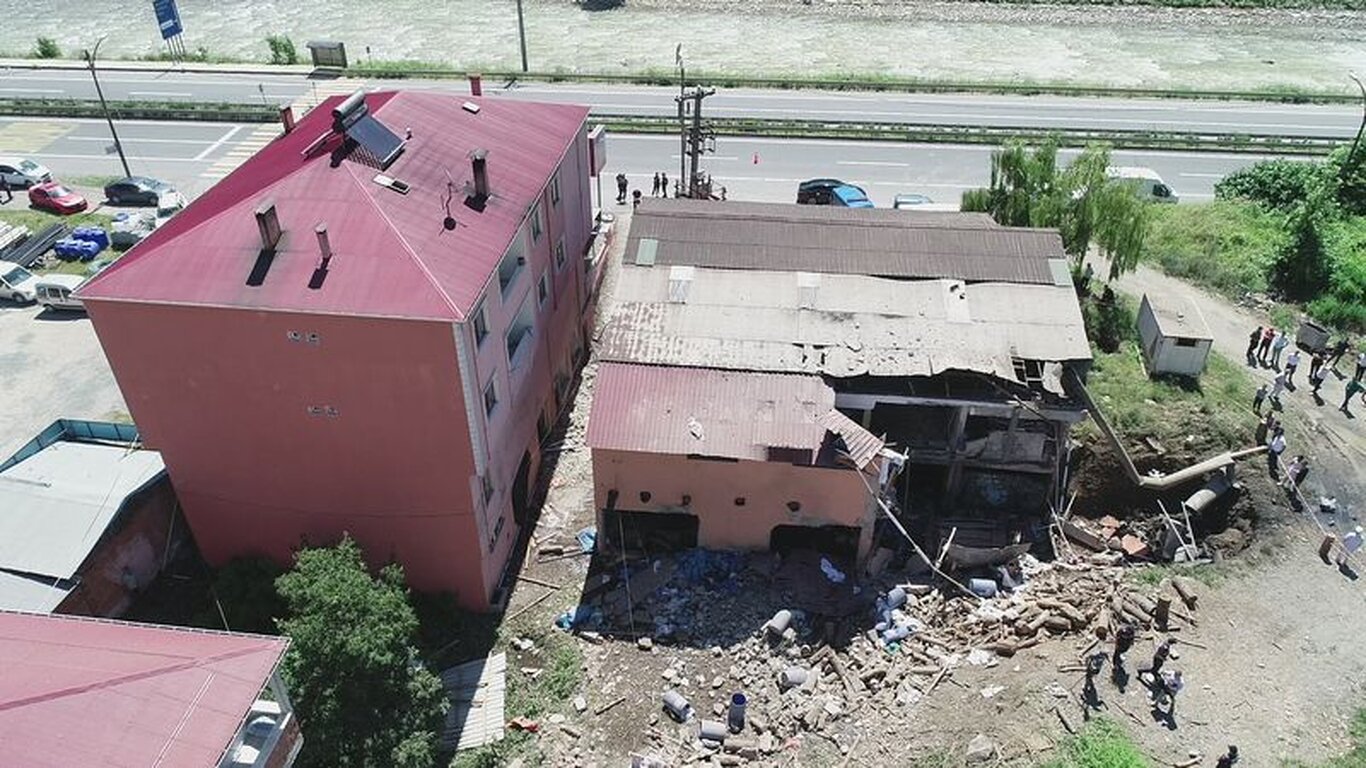 Temizlik işletmesindeki patlamada bina bu hale geldi: 1 ölü…