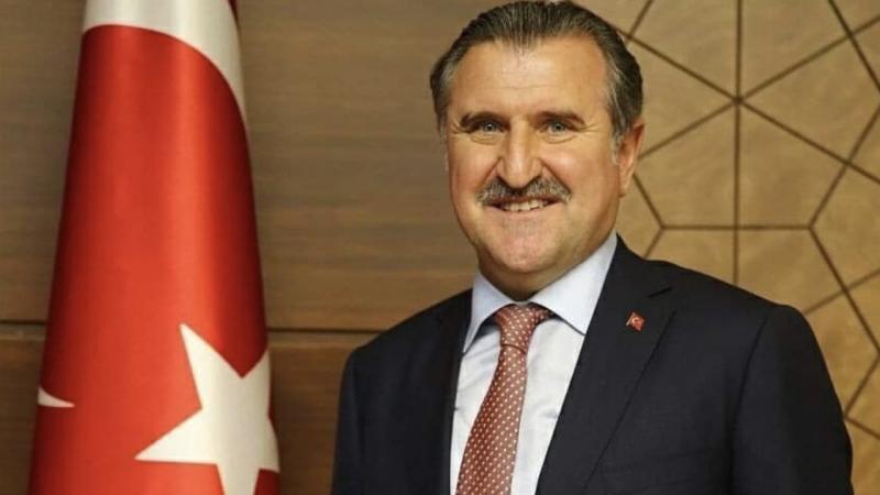 Bakan Bak, DTM’de zafere ulaşan ilk Türk pilot Ayhancan Güven’i kutladı