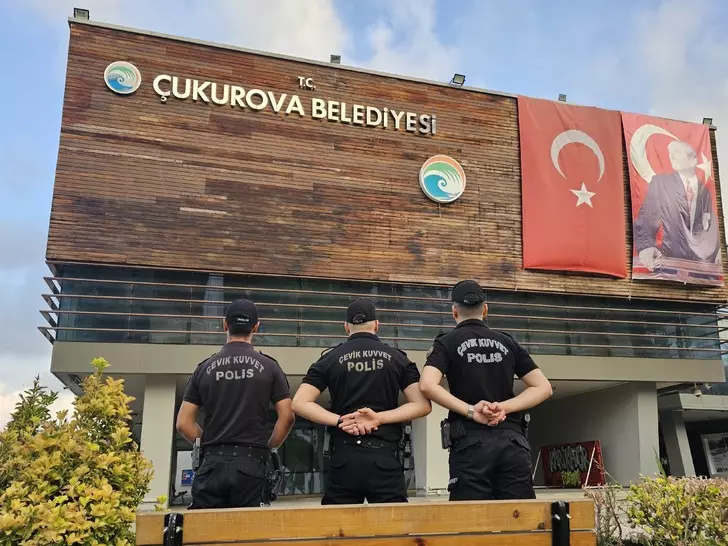 Seyhan ve Çukurova belediyelerine rüşvet operasyonu! Polisler evraklara el koydu