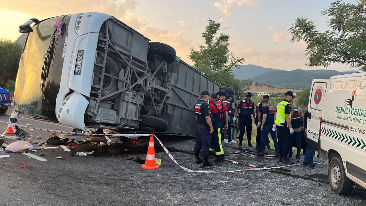 Denizli’de kum yüklü kamyon yolcu otobüsüne çarptı: