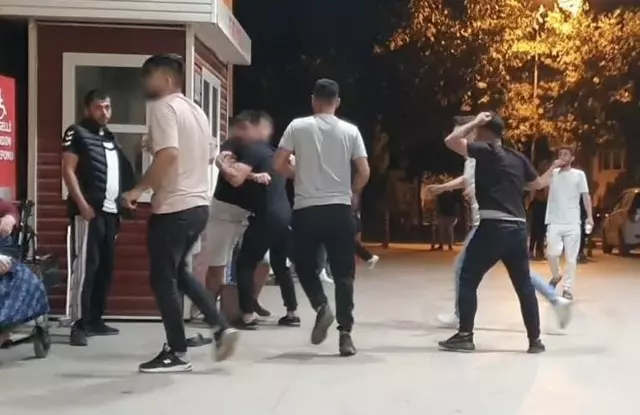 Tedavi olmaya birlikte gittiği arkadaşına silah doğrulttu! Yakınları da dahil oldu, hastaneyi savaş alanına çevirdiler