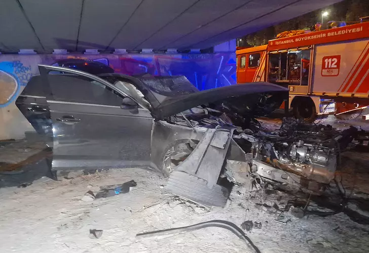 İstanbul’da hareketli dakikalar! 14 aracı ezdi, 2 polis ağır yaralı: ‘100 metre sonra büyük bir gümbürtü koptu’