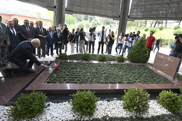 CHP Genel Başkanı Kılıçdaroğlu, Menderes ve Özal’ın anıt mezarlarını ziyaret etti