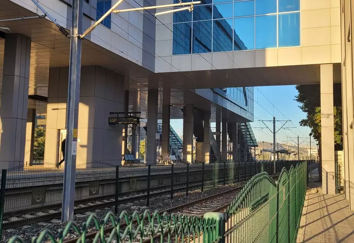 Ankara’da test aşamasındaki hızlı tren raydan çıktı: 4 çalışan yaralı..