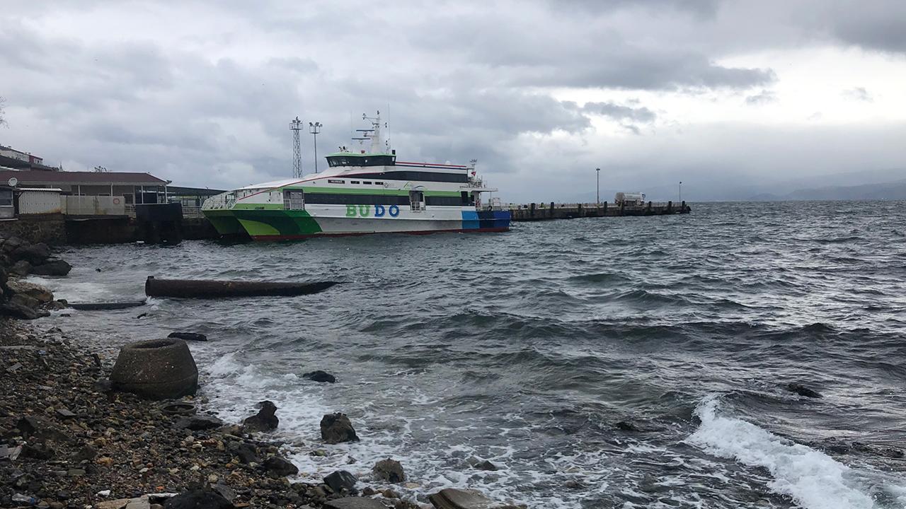 İzmir’de deniz taştı, sokaklar su altında kaldı