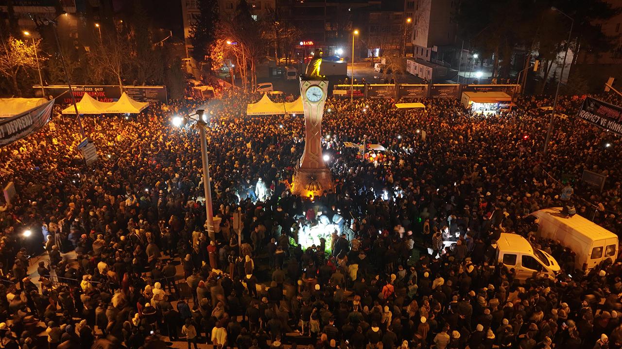 Depremzedeler “Asrın Felaketi”nin yıl dönümünde geceyi sokaklarda geçiriyor