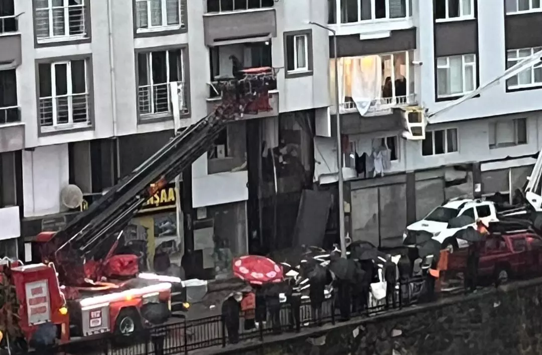 Rize’de heyelan! Apartmanın giriş katı toprakla doldu; Ölü ve yaralılar var