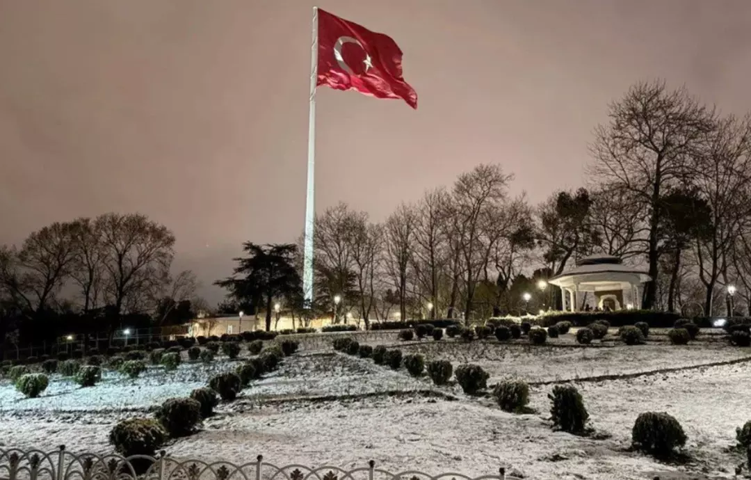 Kar yağışı İstanbul’a giriş yaptı, beyaz örtü kendini gösterdi! Meteoroloji ve AKOM uyarmıştı